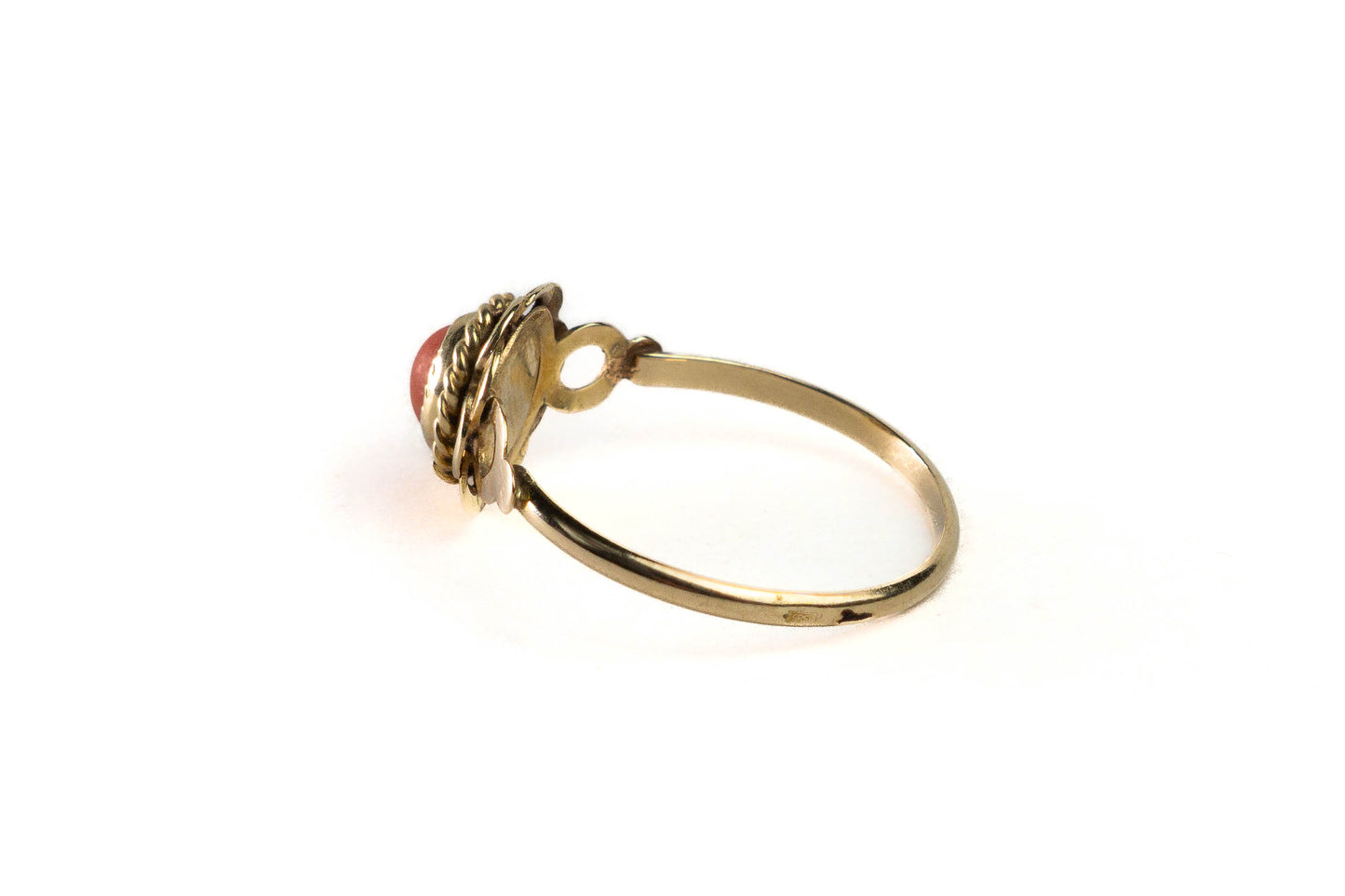 Gouden ring met bloedkoraal